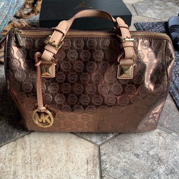 Micheal kors purse large size. - Picture 2 of 15